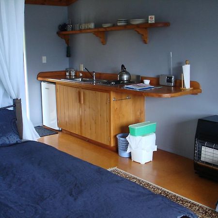 Manuka Lodge Tryphena Екстер'єр фото