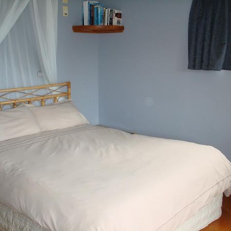 Manuka Lodge Tryphena Екстер'єр фото