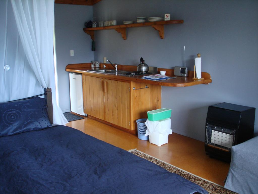 Manuka Lodge Tryphena Екстер'єр фото