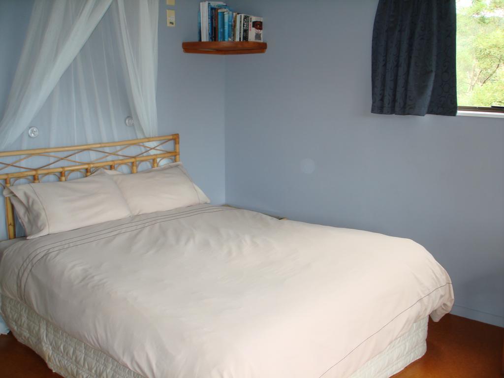 Manuka Lodge Tryphena Екстер'єр фото