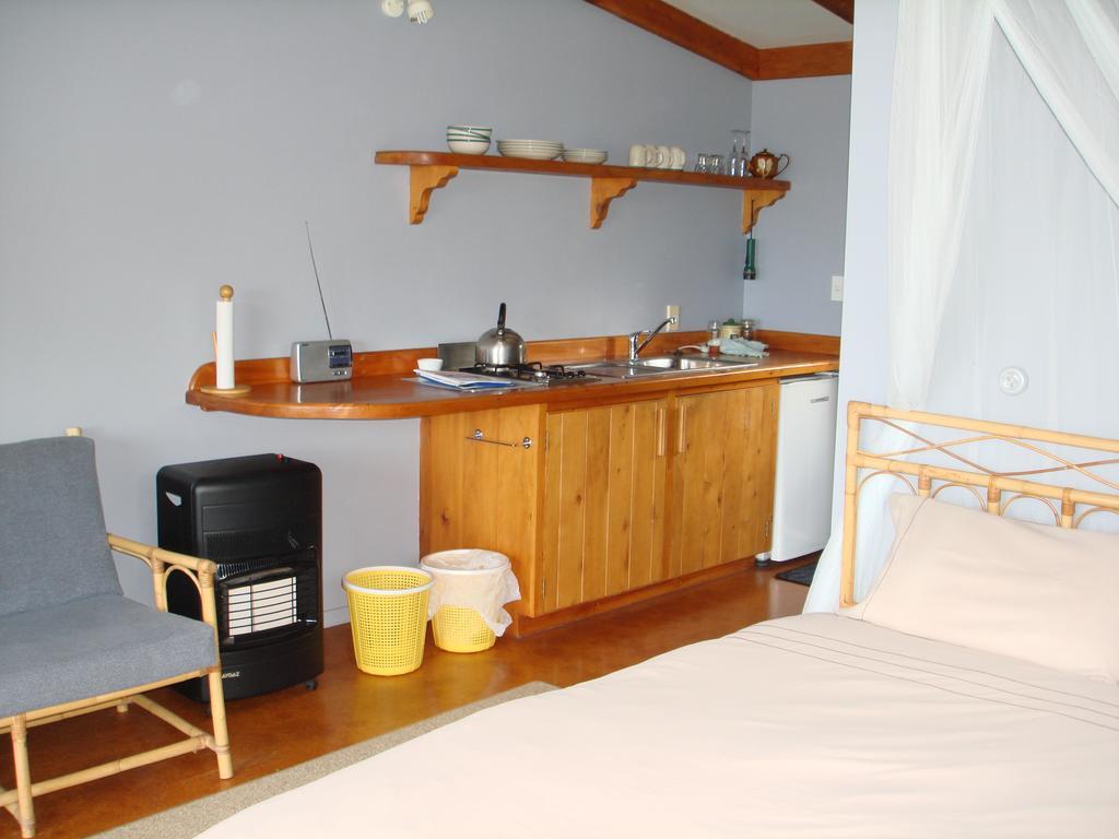Manuka Lodge Tryphena Екстер'єр фото
